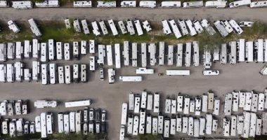 Satılık bir sürü yeni seyahat karavanı ve karavanı olan açık hava otoparkı satıcıları. Amerikan karavan otomotiv endüstrisinin geliştirilmesi kavramı