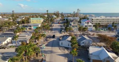 Okyanus kıyısındaki yıkılmış evler. Milton Kasırgası 'nın sonuçları Englewood, Florida' da. Fırtına şiddetli hasar verdi.