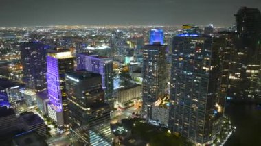 Miami Brickell 'in şehir merkezi, Florida, ABD. Modern Amerikan megapolis 'indeki yüksek deniz manzaralı gökdelen binaları..