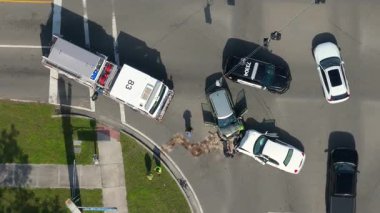 Amerikan caddesindeki araba kazasına ilk müdahale ekipleri geldi. Acil servis, ABD 'de trafik kazası kurbanlarına yardım ediyor.