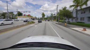 Araba bakış açısı. Miami Beach, Florida 'da şehir caddesinde araç sürüyor. Ulaşım ve trafik kavramı