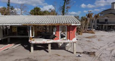 Milton Kasırgası 'nın Florida' daki Manasota Key üzerindeki sonuçları. Deniz kıyısındaki yıkılmış ev. Fırtına şiddetli hasar verdi.