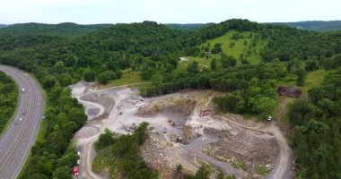 Dağ yamacında kireçtaşı ocağı olan endüstriyel açık maden sahası.