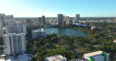 Orlando, Florida. Eola Gölü Parkı ve yüksek binaları olan Amerikan şehir mimarisi. Florida 'da gayrimenkul geliştirme. ABD seyahat hedefi