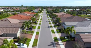 Güneybatı Florida 'da pahalı evleri olan zengin bir mahalle. Varlıklı banliyö bölgesi.