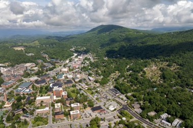 Boone 'un hava manzarası, Kuzey Carolina Blue Ridge Dağları' ndaki eski tarihi kasaba. Güzel tarihi Amerikan mimarisi.