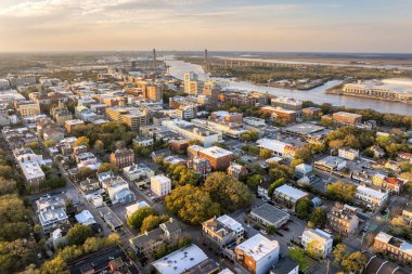 Savannah, Georgia 'nın havadan görünüşü. Amerikan şehri tarihi mimarisi. ABD geceleri panoramik şehir manzarası.