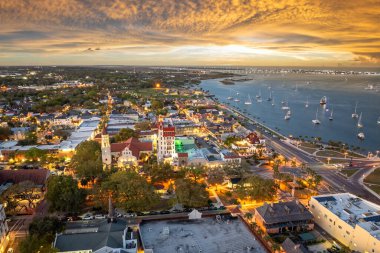 St. Augustine 'in havadan görünüşü, Florida' daki eski şehir. Geceleri Amerikan mimarisi.