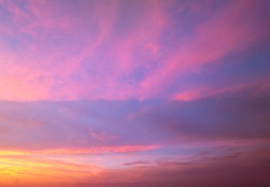 İnanılmaz günbatımı manzarası. Parlak turuncu ve sarı bulutlarla akşam gökyüzü.