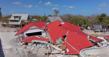 Fırtına, kasırga sonrası okyanus kıyısındaki konut evlerinde şiddetli hasara yol açıyor. Florida 'da doğal afet sonuçları