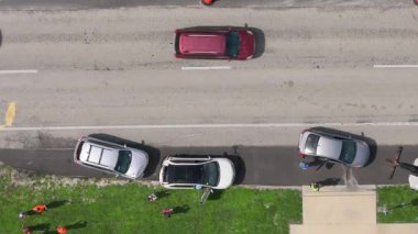 Florida 'da Amerikan caddesinde trafik kazası. ABD 'de trafik kazası kurbanlarına yardım eden ilk ekipler. Kaza yerine gelen acil servislerin hava görüntüsü