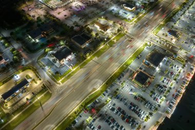 North Port, Florida 'daki American geniş yolu ve alışveriş merkezi plazası. Geceleri araba sürerek kasaba trafiğini aydınlatırdı. ABD ulaştırma altyapı kavramı.