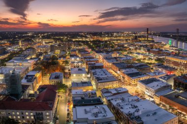 Savannah, Georgia 'daki Broughton Caddesi. Eski tarihi şehrin tarihi Amerikan mimarisi. ABD Güney şehri gün batımında.