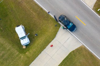 Amerikan caddesindeki kaza yerine yardım eden ilk müdahale ekipleriyle trafik kazası. ABD 'de trafik kazası..