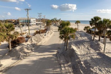 Doğal afetin sonuçları. Milton Kasırgası dalgalanmasından sonra ciddi hasar gören evlerin çöpleri. Florida 'da Manasota Key Caddesi' nde enkaz yığınları var..