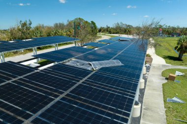 Yeşil ekolojik elektrik üretmek için otoparkın tepe örtüsüne monte edilen rüzgar fotovoltaik güneş panellerinden hasar gördü. Florida, ABD 'de doğal afet sonuçları.