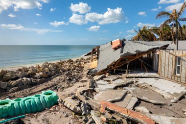 Okyanus kıyısındaki yıkılmış ev. Milton Kasırgası 'nın Florida' daki Manasota Key üzerindeki sonuçları. Fırtına şiddetli hasar verdi..