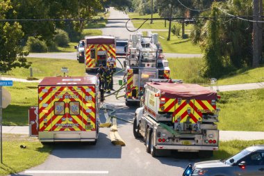 Florida Kuzey Limanı 'ndaki yerleşim yerlerindeki yangın tehlikesini araştıran itfaiyeciler..