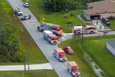 Florida 'daki olası yangın tehlikesine ilk müdahale ekipleri. İtfaiyeci kamyonları banliyö evinin yangın alarmında..