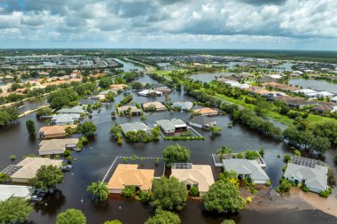 Florida yerleşim bölgesindeki kasırga yağmur sularından evleri su basmış. ABD 'nin güneyindeki doğal afet sonrası.