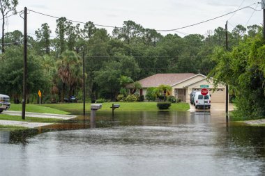 Şiddetli sağanak yağıştan sonra Florida 'da sel basmış yol. Küresel ısınmanın neden olduğu doğal afet.