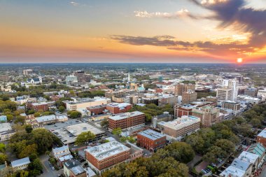 Geceleyin tarihi Amerikan şehir mimarisi. Savannah, Georgia 'nın eski şehri. Aydınlatılmış sokaklar ve binalar yukarıdan.