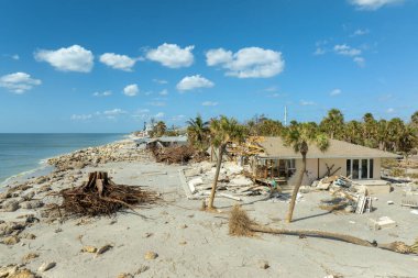 Milton Kasırgası 'nın Florida' daki Manasota Key üzerindeki sonuçları. Deniz kıyısındaki yıkılmış evler. Fırtına şiddetli hasar verdi..