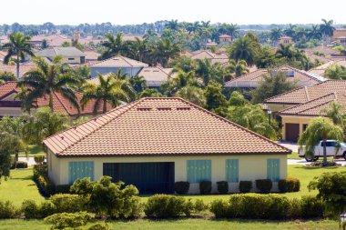 Kasırga pencereleri korumak için çelikten yapılmış panjurlar. Florida 'daki doğal felaketten önce koruyucu tedbirler.