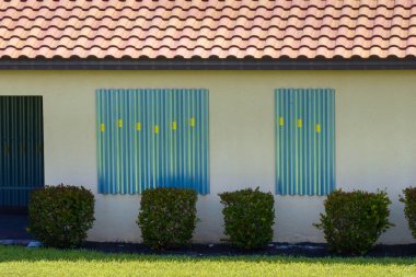 Kasırga pencereleri korumak için çelikten yapılmış panjurlar. Florida 'daki doğal felaketten önce koruyucu tedbirler.