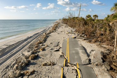 Fırtına dalgası Florida 'da okyanus kıyısındaki liman yolunu tahrip etti. Ulaşım altyapısında ciddi hasar.