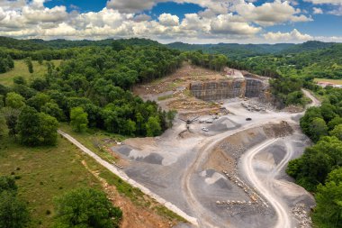 Endüstriyel taş ocağı. İnşaat endüstrisi için kireçtaşı malzemelerinin çıkarıldığı açık bir maden sahası.