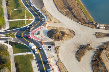 Endüstriyel yol çalışmaları. Geniş Amerikan otoyolunda kavşak inşaatı devam ediyor. Hızlı ulaşım için ulaşım sisteminin geliştirilmesi.