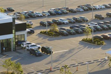 Satılık bir sürü yeni arabası olan büyük bir otopark satıcısı. Amerikan otomotiv endüstrisinin geliştirilmesi ve üretilen araç konseptinin dağıtımı.