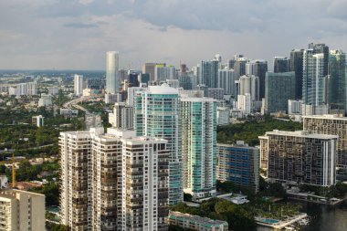Miami Brickell, Florida, ABD. Şehir merkezindeki gökdelen binalarının yukarıdan görünüşü. Ticari finans bölgesiyle Amerikan megapolis.