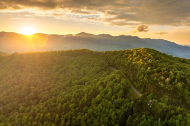 Kuzey Carolina Appalachian dağlarındaki dağ geçidi yolu, ABD. Blue Ridge Parkway yaz mevsiminde gün batımında.