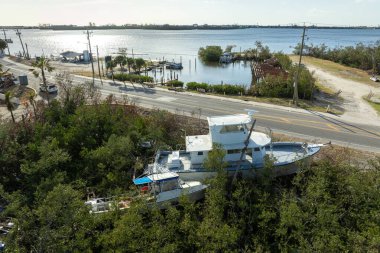Doğal afet sonuçları. Florida 'da kasırga üstüne tekne yok edildi.