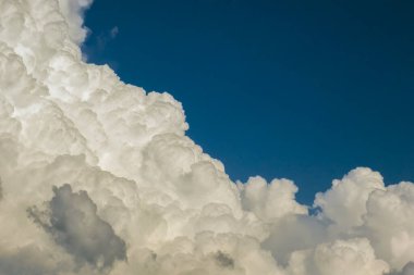 Mavi Florida semalarında yağmur bulutları oluşuyor. Renkli yaz gökyüzü.