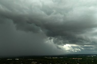 Florida kırsalında yaz fırtınası sırasında sağanak yağmur bulutları yağar..