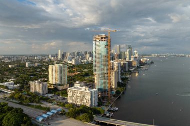 Miami kentsel bölgesinde gayrimenkul geliştirme. Yüksek konutlu inşaat alanındaki vinç kaldırma.