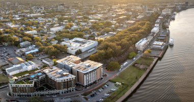 Savannah, Georgia 'daki River Caddesi. Rıhtımlı Amerikan mimarisi. Aydınlatılmış sokaklar ve tarihi binalar..