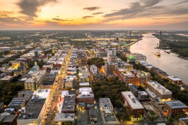 Savannah, Georgia 'da. Eski tarihi şehrin tarihi Amerikan mimarisi. ABD Güney şehri gün batımında.