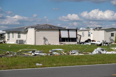 Florida gezici ev bölgesinde kasırga sonrası ciddi hasar görmüş evler. Doğal afetin sonuçları..