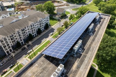 Nashville, Tennessee 'deki apartmanın güneş çatısı. Şehir bölgesinde temiz ekolojik elektrik enerjisi üretmek için fotovoltaik paneller. Özerk yapı kavramı.