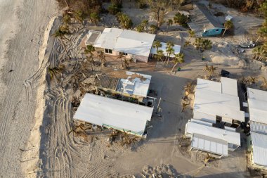 Fırtına dalgası, kasırganın neden olduğu okyanus kıyısındaki ciddi hasarlı yerleşim evleri. Florida 'da doğal afet sonuçları.