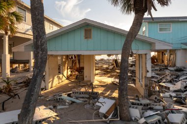 Fırtına, kasırga sonrası okyanus kıyısındaki konut evlerinde şiddetli hasara yol açıyor. Florida 'da doğal afet sonuçları.