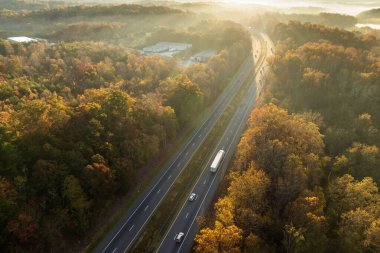 Kuzey Carolina Appalachian dağlarındaki ABD karayolu taşıma altyapısı. Hızlı sürüş kamyonları olan Amerikan otoyolu..