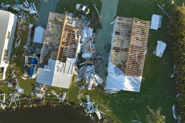 Florida yerleşim bölgesindeki Ian kasırgasından sonra hasar görmüş mobil evlerin görüntüsü. Doğal afetin sonuçları..