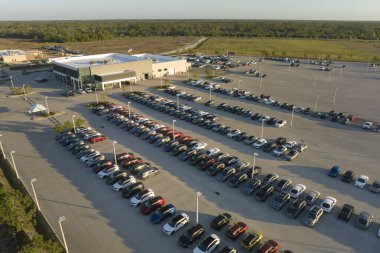 Satılık bir sürü yeni arabasıyla bayilik otoparkının havadan görüntüsü. Amerikan otomotiv endüstrisinin gelişimi.