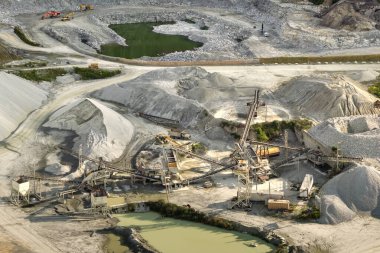 İnşaat endüstrisi için kireçtaşı malzemelerinin açık maden alanının hava görüntüsü.