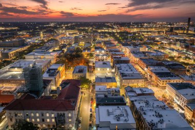 Savannah 'nın havadan görünüşü, Gürcistan' daki eski tarihi şehir. Geceleri Güney Amerika mimarisi.